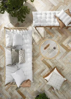 Bungalow raidallinen beige patja terassille